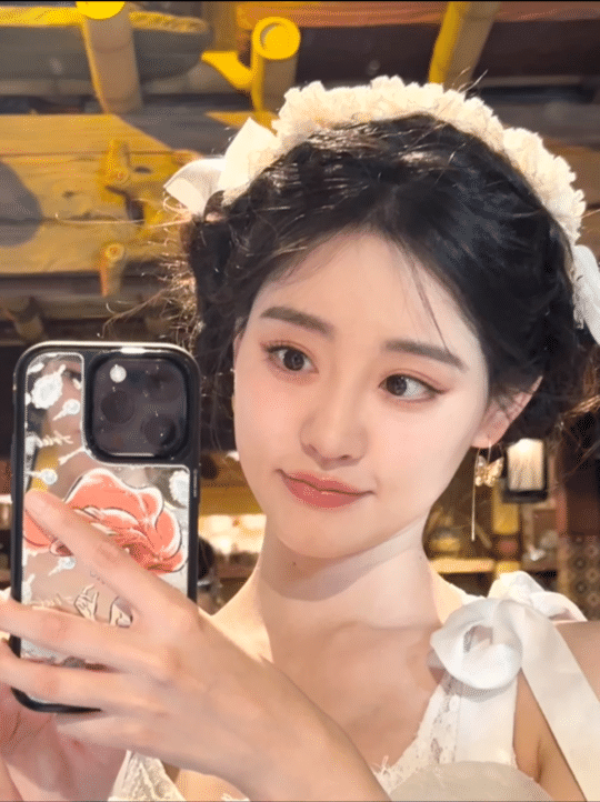 #祝绪丹迪士尼游玩plog# 感觉祝绪丹在迪士尼玩的非常快乐，就连这造型也像迪士