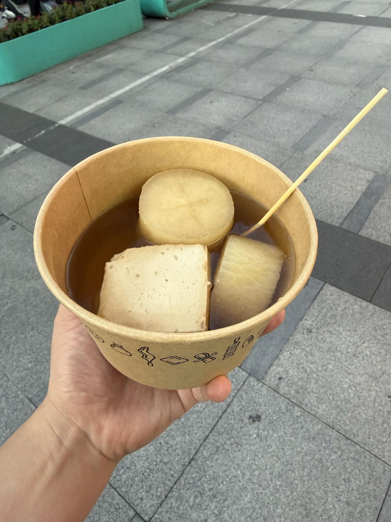当年不如意时
有个校友给了一份工作
月薪很好，不亚于投行
算是财务负责人但又不管