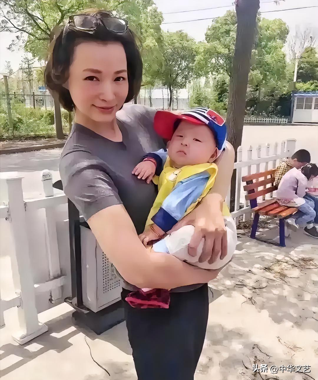 这一刻主持人董卿母爱爆棚，另外她的美貌在女主持行业中排位前两名应该不成问题。