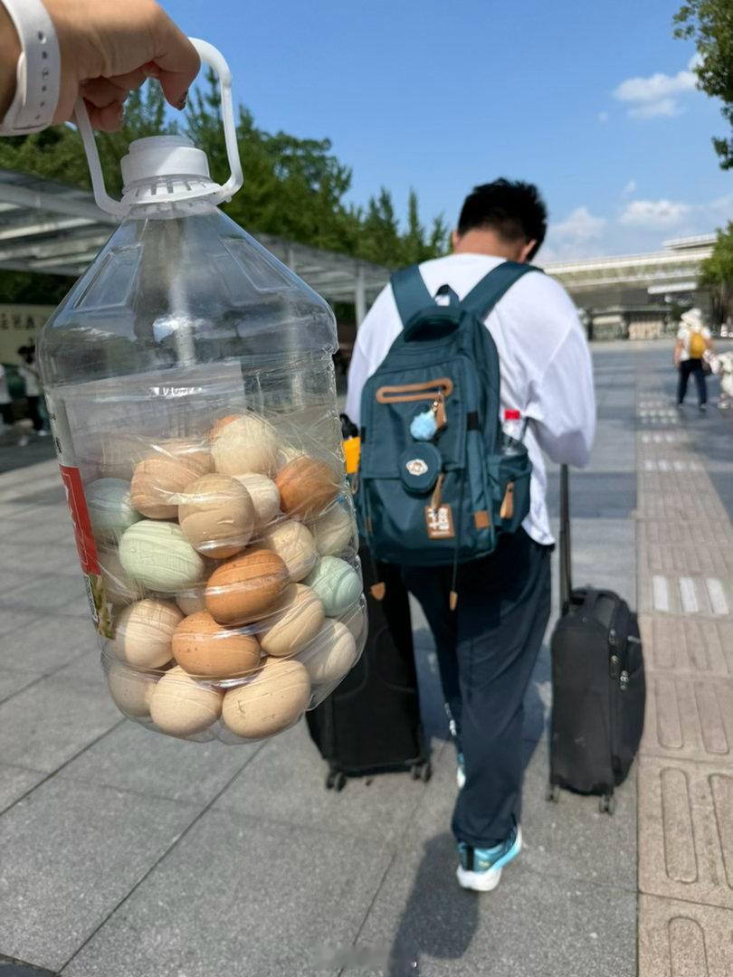 油瓶装鸡蛋。老家人的打货特色～