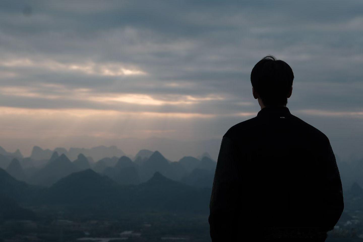 追赶晨曦的第一缕光。体育大赏年度体育榜样力量顺流而上