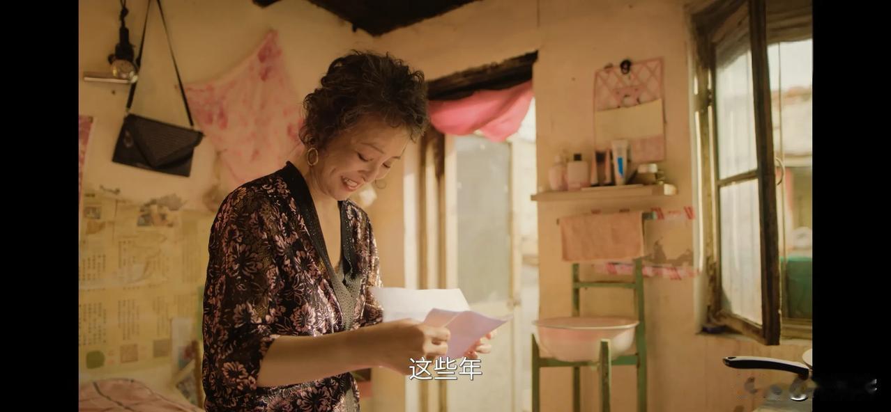 《刑警的日子》为了五块钱被杀的林春苗，养出了一位博士女儿；
在简陋出租屋出卖自己