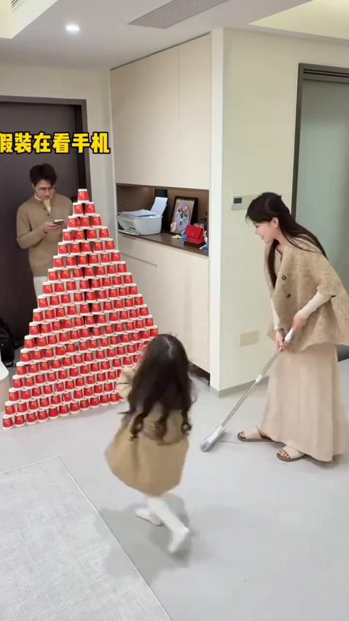 爸爸回家了，一副很疲惫的样子。这是她和宝宝一起搭的，于是妈妈想到要发生什么，已经