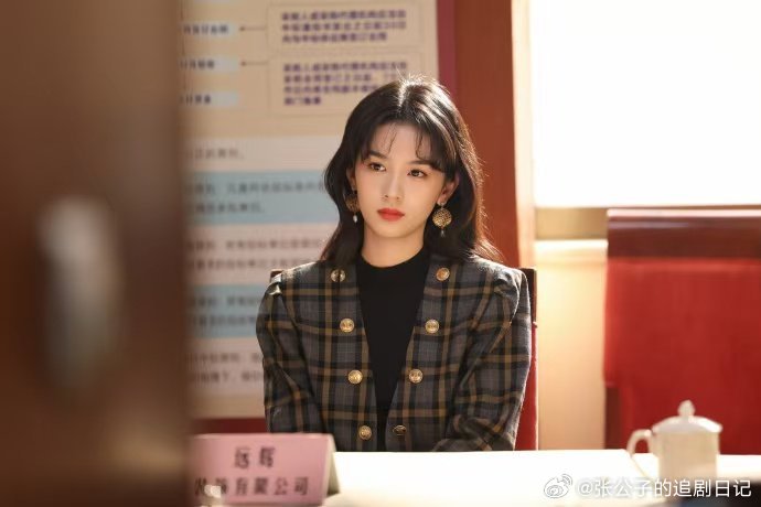 周也夏晓兰时装变迁史周也拍了时装变迁史夏晓兰的穿搭比剧情还上头，周也把年代换装玩