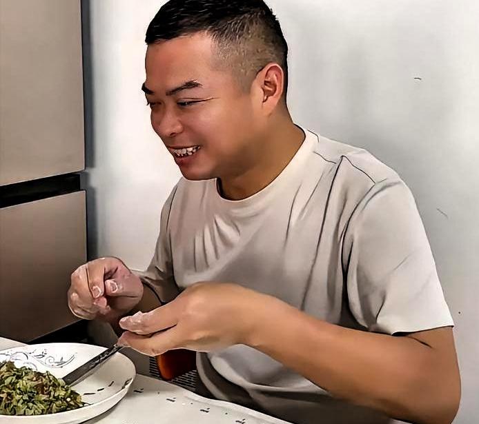 真夫妻亮相就是底气足，一句话直接笑翻全场！

姚家男儿新号开播，中午边包饺子边和