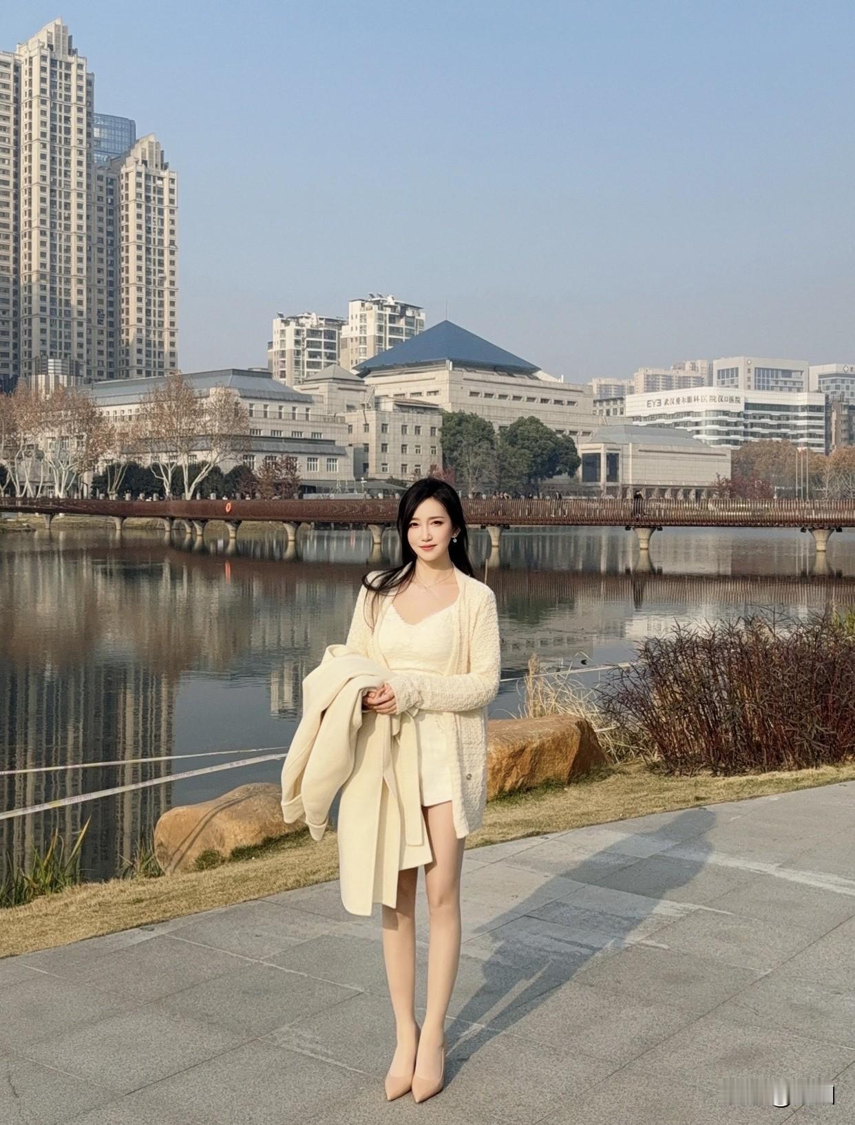 眼神里有光的女孩就很迷人。她们眼睛闪闪发光，对生活好奇、对世界期待，能在平凡日子