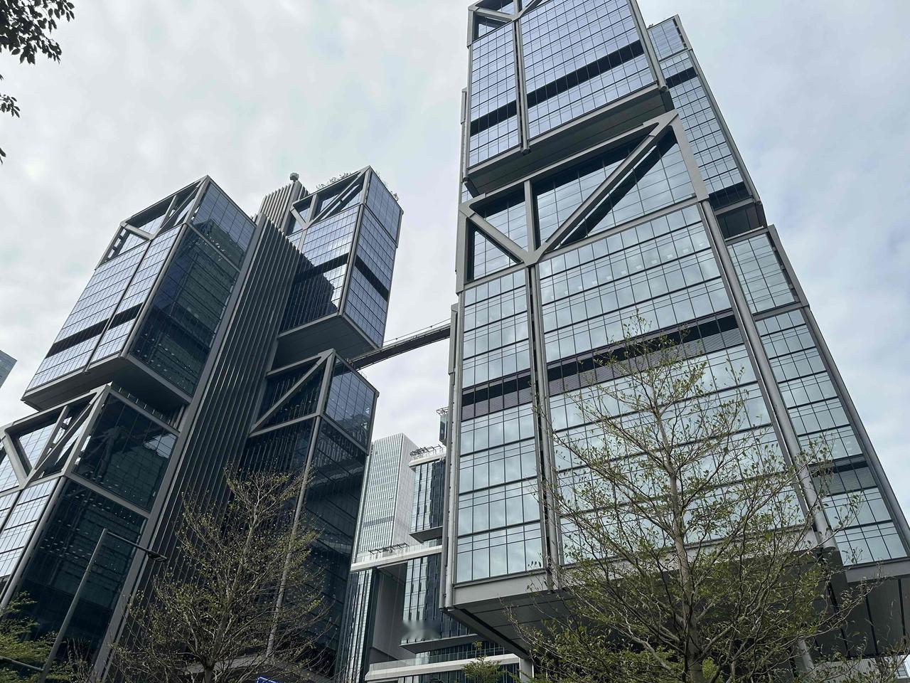 大疆总部这楼，像不像未来之城？前些天不经意间路过，肉眼可见的震撼，从各个角度看都