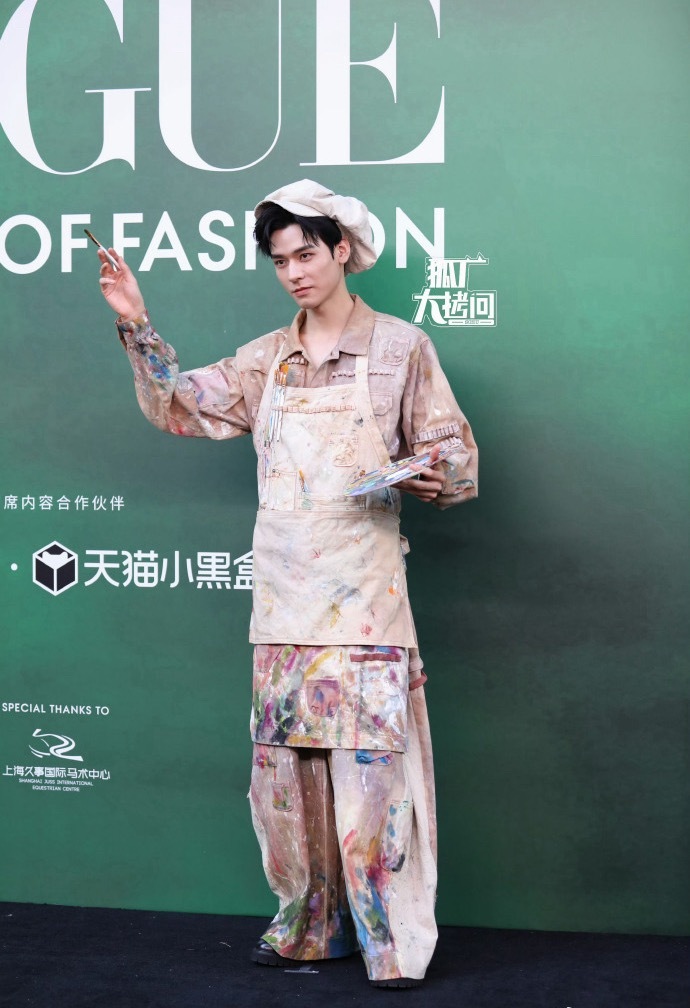 不像画画的，像做饭失败给厨房炸了的婶子 ​​​