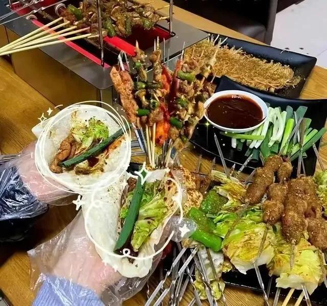 烧烤哪里都能吃，淄博烧烤的热度还能持续多久？从两年前爆红的“拉面哥”来看，热度肯