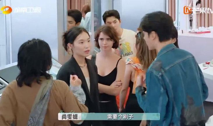 毕雯珺从忙碌的全世界路过 毕雯珺眼里有活 巴黎合伙人 化妆新手毕雯珺被顾客问得手