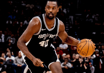 巴恩斯全场7投3中，三分3中1得到7分4篮板3助攻1抢断