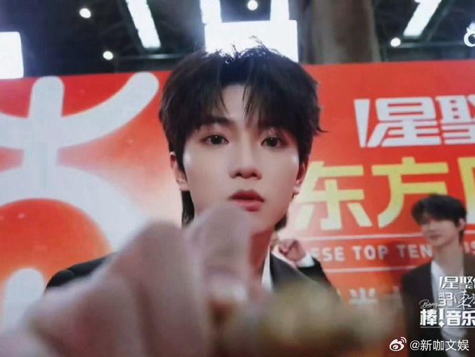 穆祉丞怼脸镜头签穆祉丞从演唱会唱到东方风云榜从演唱会热烈舞台走到盛典红毯，近距离