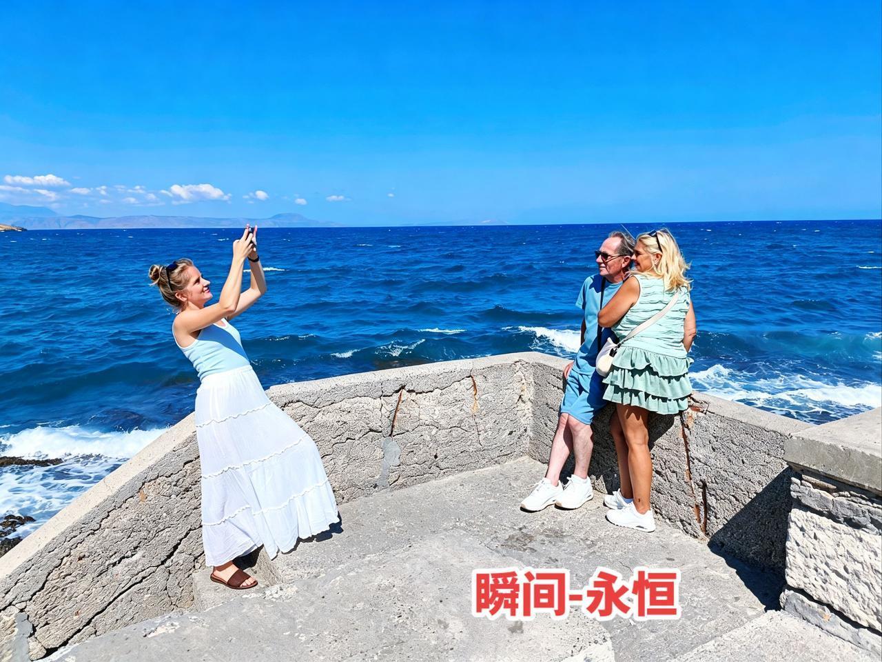20260908.希腊.克里特岛。沿着海边的人行道走去城堡，总有游人为蓝色的海面