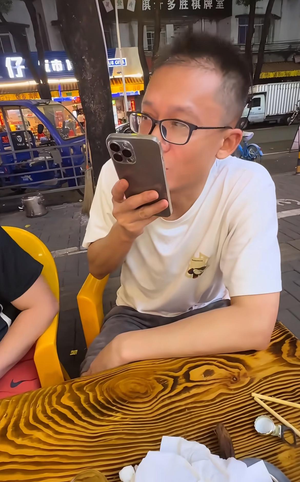 这名白衣男子说日本在战后支持了中国很多东西，遭到同行其他朋友的反驳，并且告诉他中