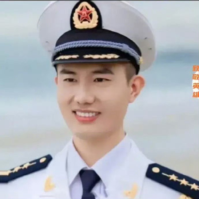 郑福浩，山东聊城东阿籍，海军飞行员；在夜间实战训练时壮烈牺牲，时年仅30岁！  