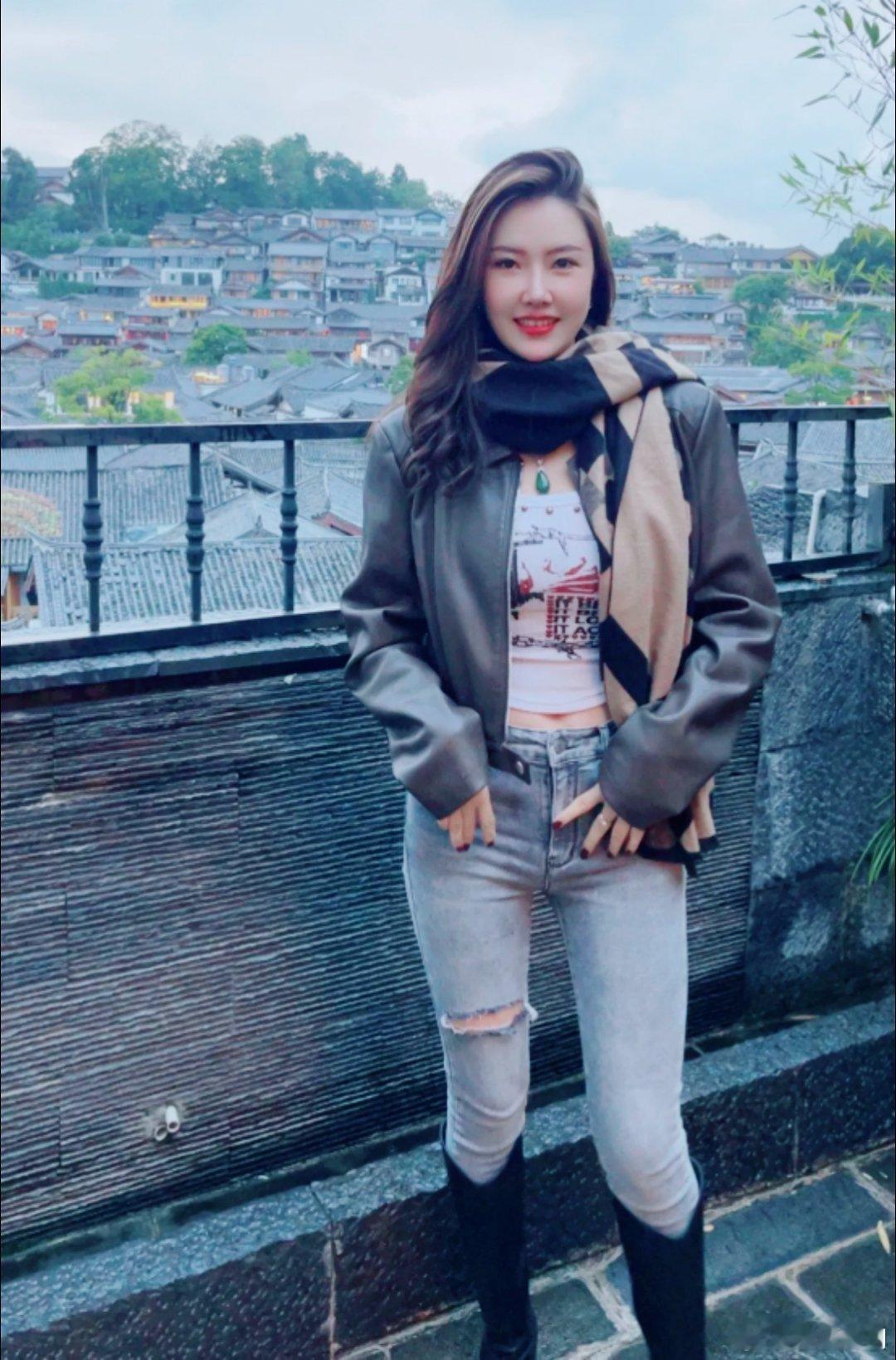 2019年，贵州。千户苗寨留影，当时玥姐回深圳不久，恰逢武汉疫情爆发。[并不简单
