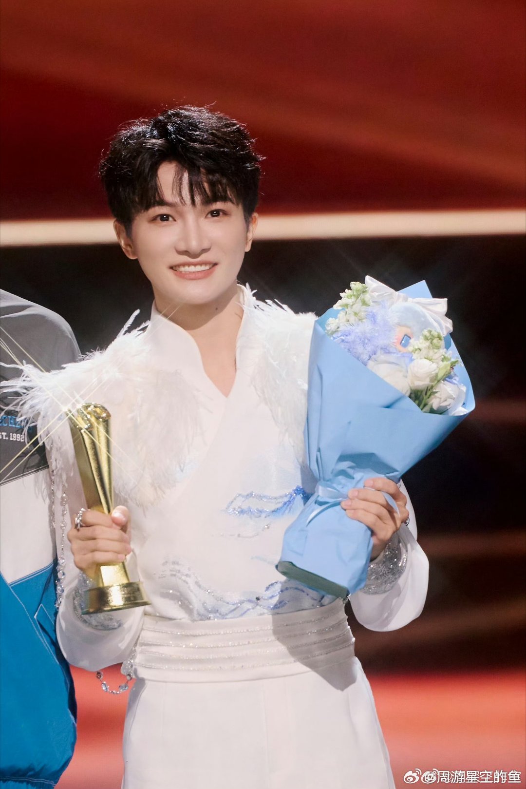 周深 周深退场被彩带滑了一下 周深巅峰之夜舞台 努力期待着，期待下一次去现场的幸