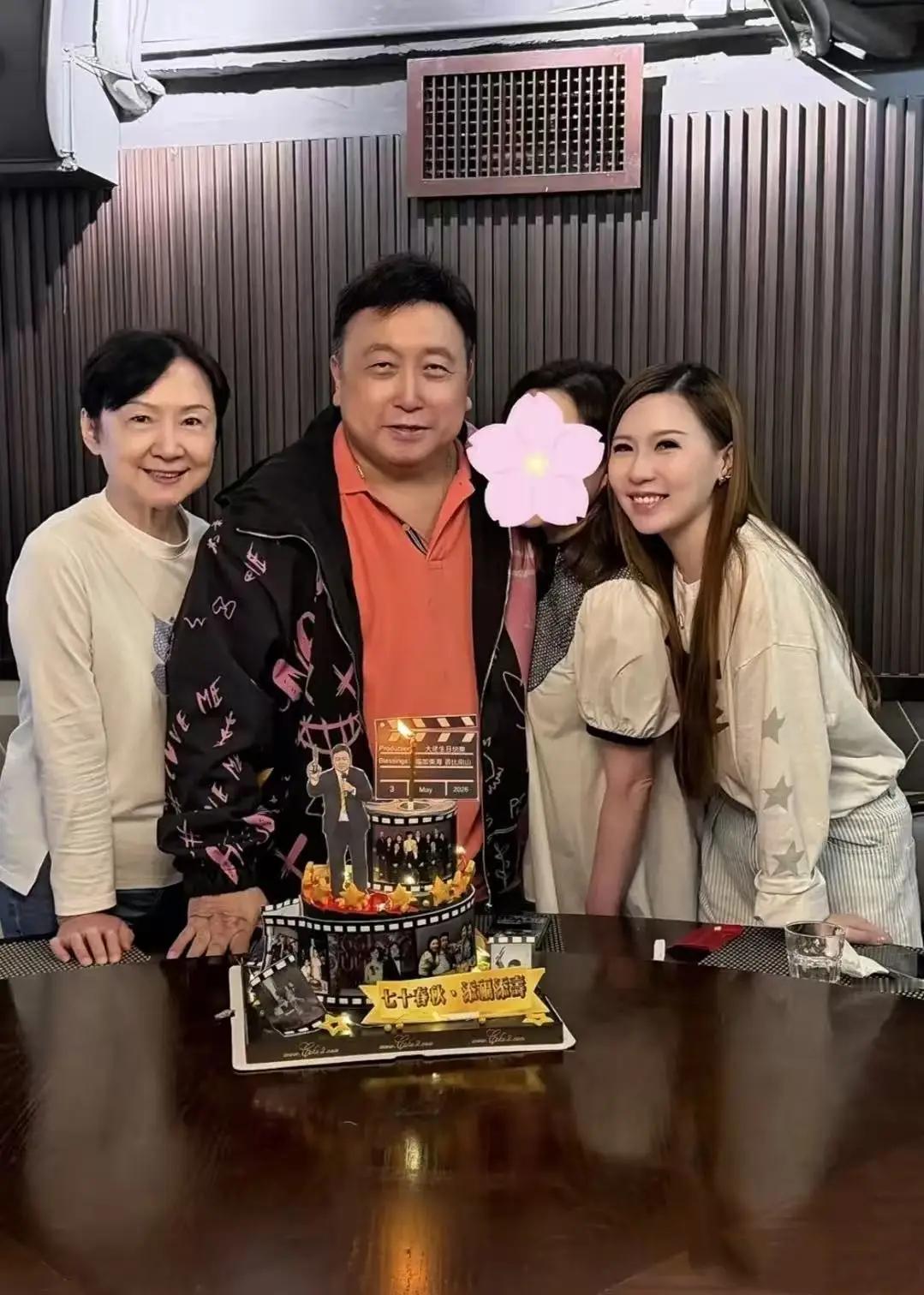 王晶71岁生日，女儿晒全家福，妻子罕见露面，容忍老公绯闻近40年 