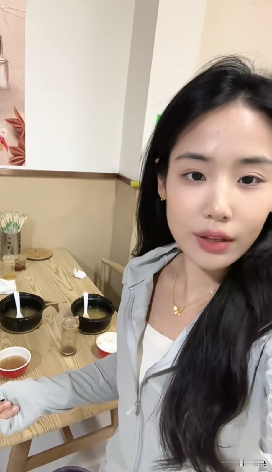 你看，“碗都不收”这四个字，背后藏着的不是懒，是慌。
一个开饭店的美女老板，现在