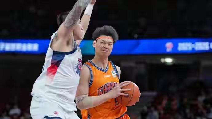 上海队：21胜4负，八连胜后稳居第一，主场全胜，优势明显。从技术统计看，平均得分