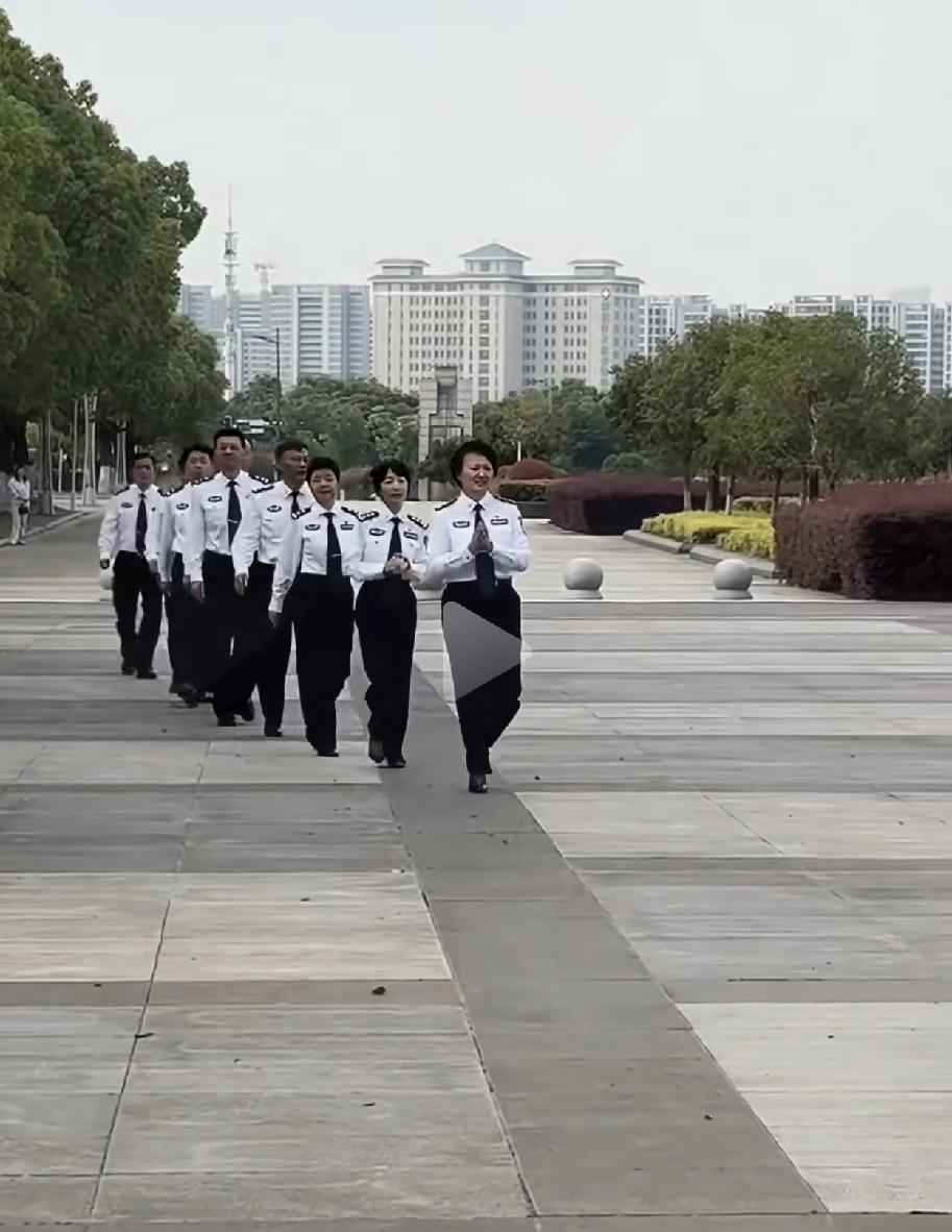 前三位都是女性领导啊！

这个单位不一般啊！前三位都是女性领导，并且全是白衬衫啊