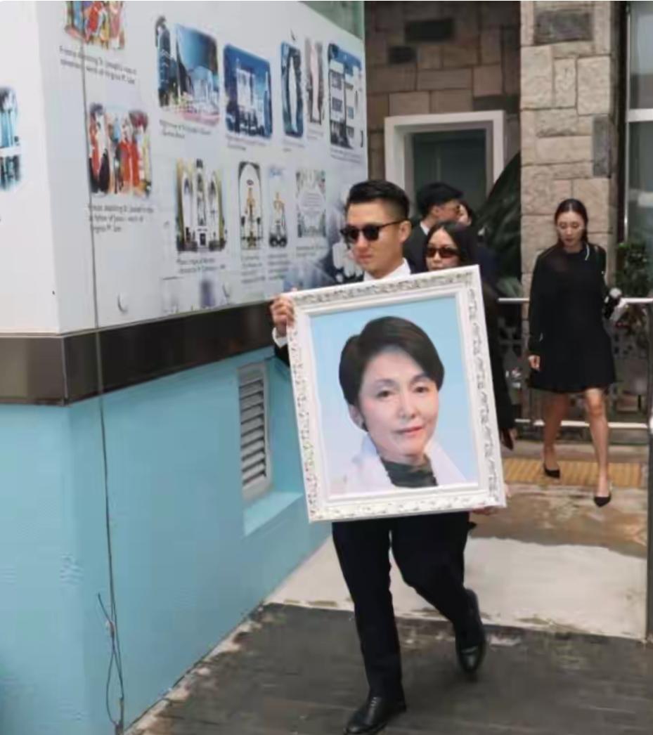 香港电影人出殡儿子捧遗照，钟楚红送别泣不成声，刘德华送了花牌
娱乐
