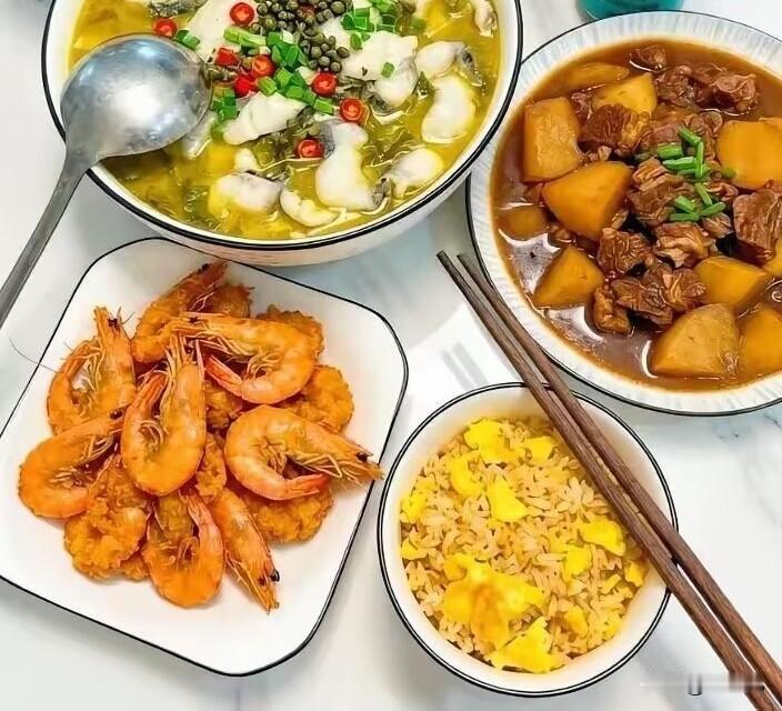 教师节估计要凉凉了。
随着各校生源减少，
学生数量已经代表学校繁荣的关键指标，