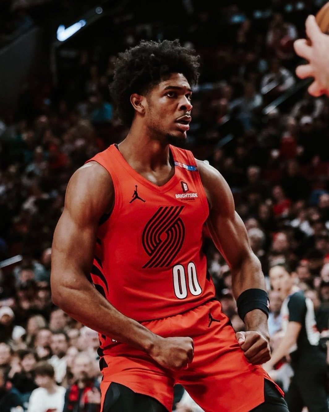 亨德森25分5篮板3助攻，值得一提的是他的三分球，连续两场进5个。如果他有稳定投