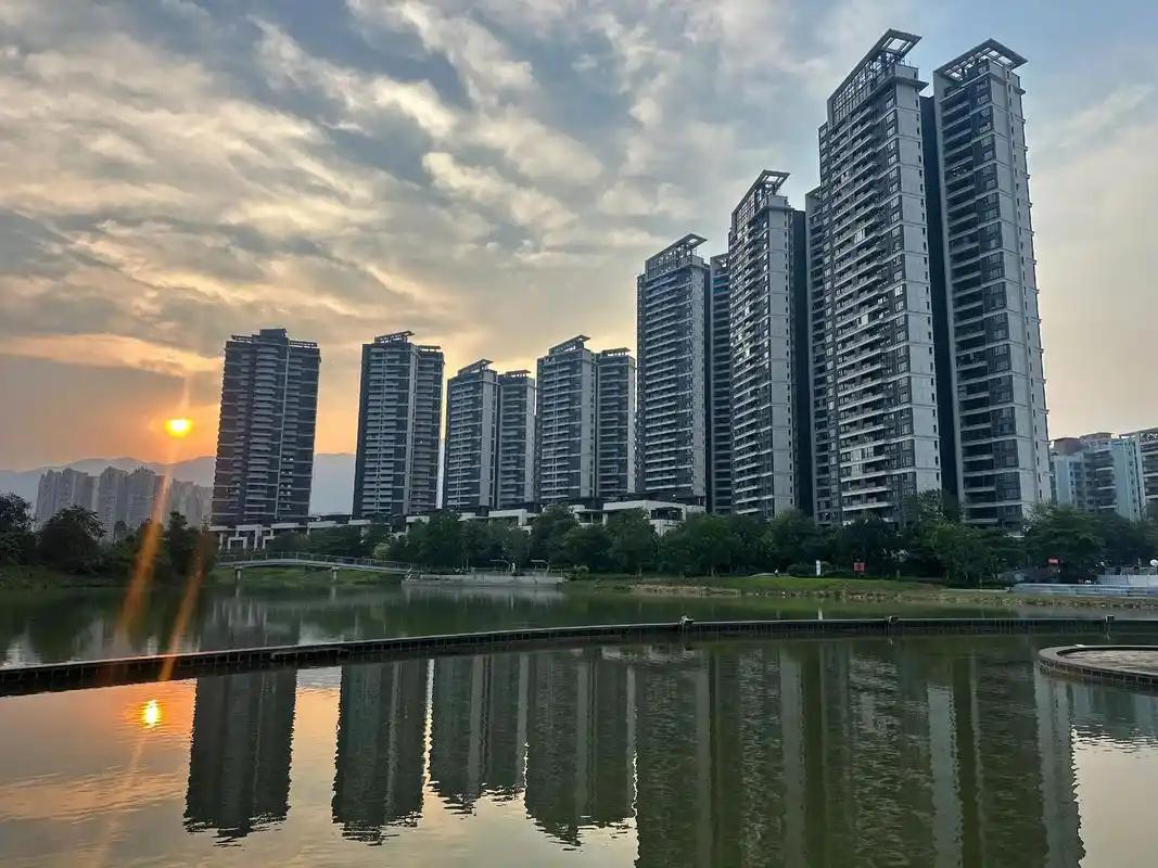 自2021年历史峰值以来，全国的商品房销售面积从大约18亿平方米，一路下滑。到了