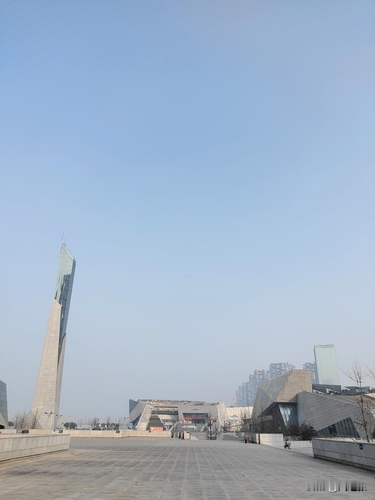 现在的年轻人，为啥疯抢铁饭碗？不是躺平，是太清醒！

大环境里裁员潮一波接一波，