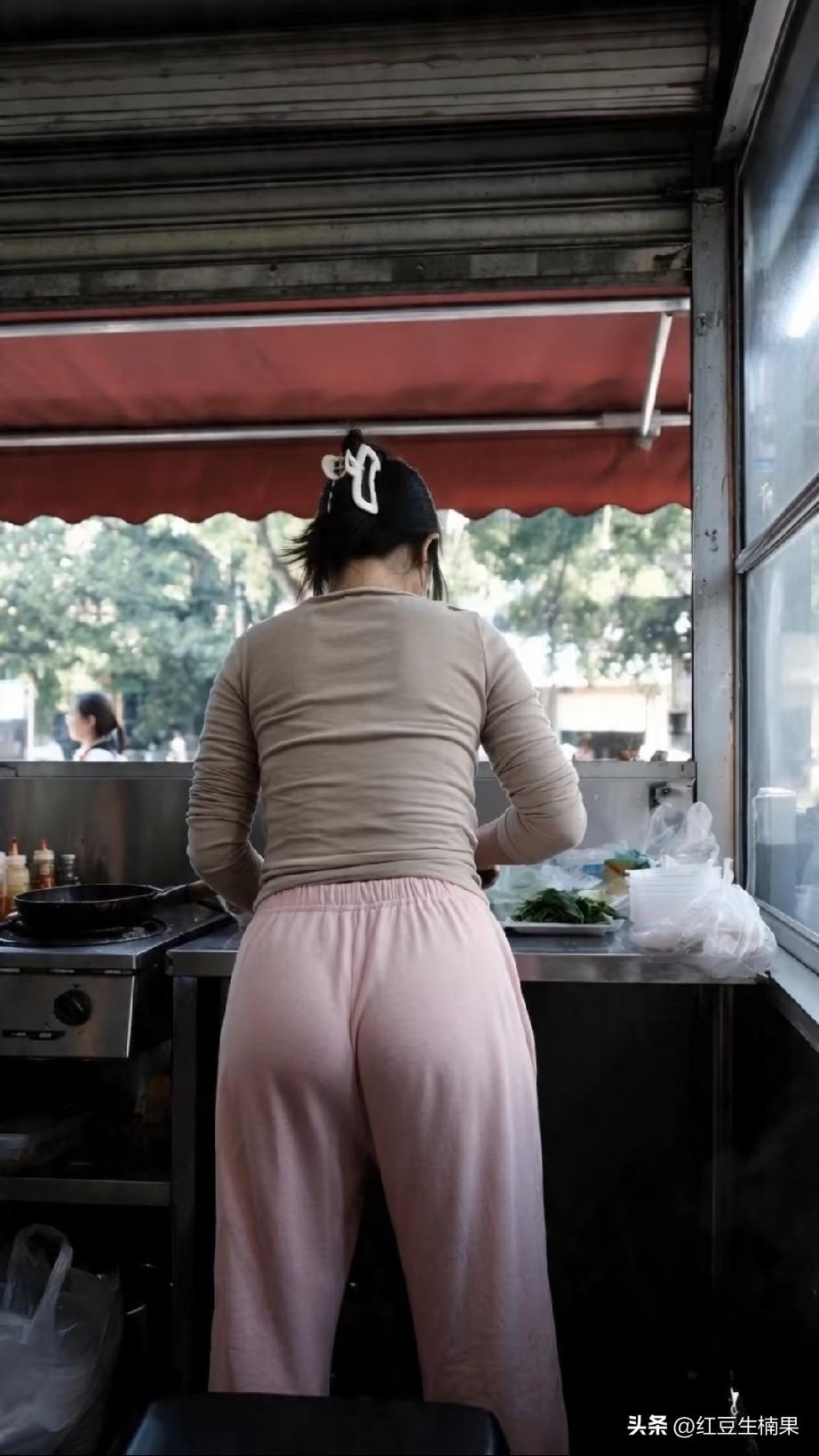 这个老板娘的手艺非常好，炒粉、炒饭味道好吃，炒菜也不错，厂门口很多家，我就喜欢到