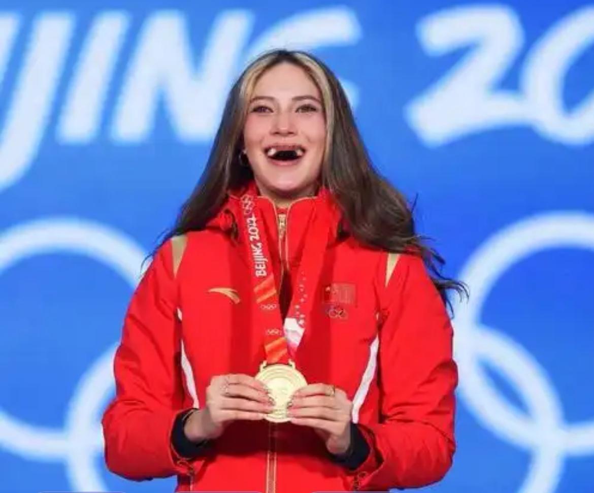 时事微澜
米兰冬奥会，中国选手谷爱凌，顶住压力，获得金牌，（这也是一块超含金量的