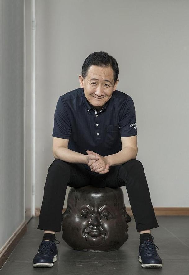 2001年，哥哥猝死后留下400万债和8岁女儿，梁天在一堆欠条前坐到天亮，对嫂子