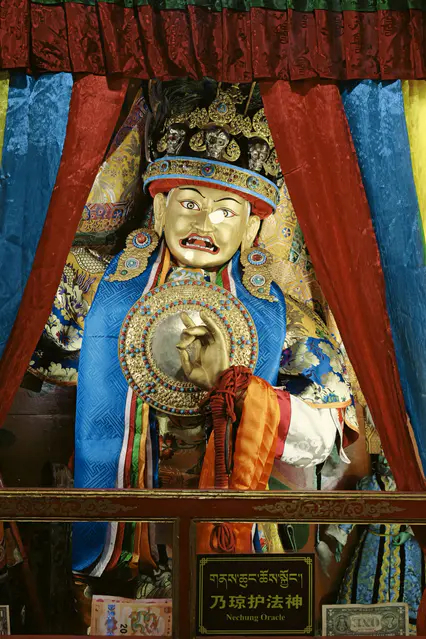 乃琼寺护法神。此寺供奉有三头六臂的白哈尔，是格鲁派所奉世间护法的主神。寺中有喇嘛