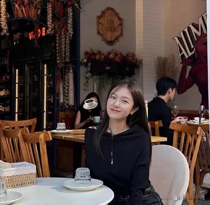 李兰迪的魅力愈发独特，其风采不仅限于俏皮可爱，更展现出一种难以言喻的韵味。