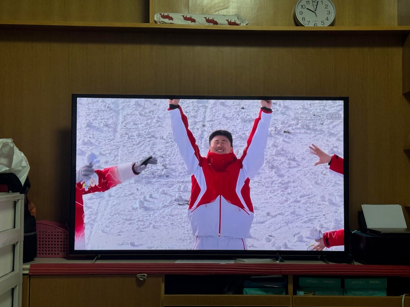 面对大家调侃的普信男标签，他给出了很舒服的解释。不较劲、不反驳，用平常心看待网络