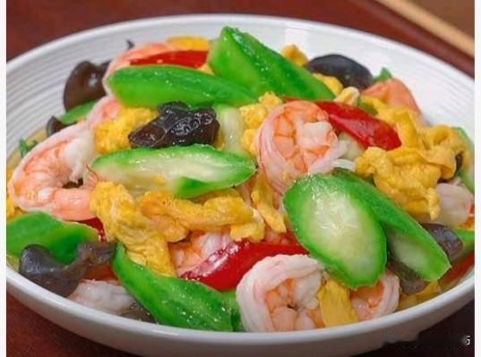 虾仁去虾线洗净，加少许盐、料酒、淀粉抓匀腌制十分钟。丝瓜去皮切滚刀块，备好蒜末。