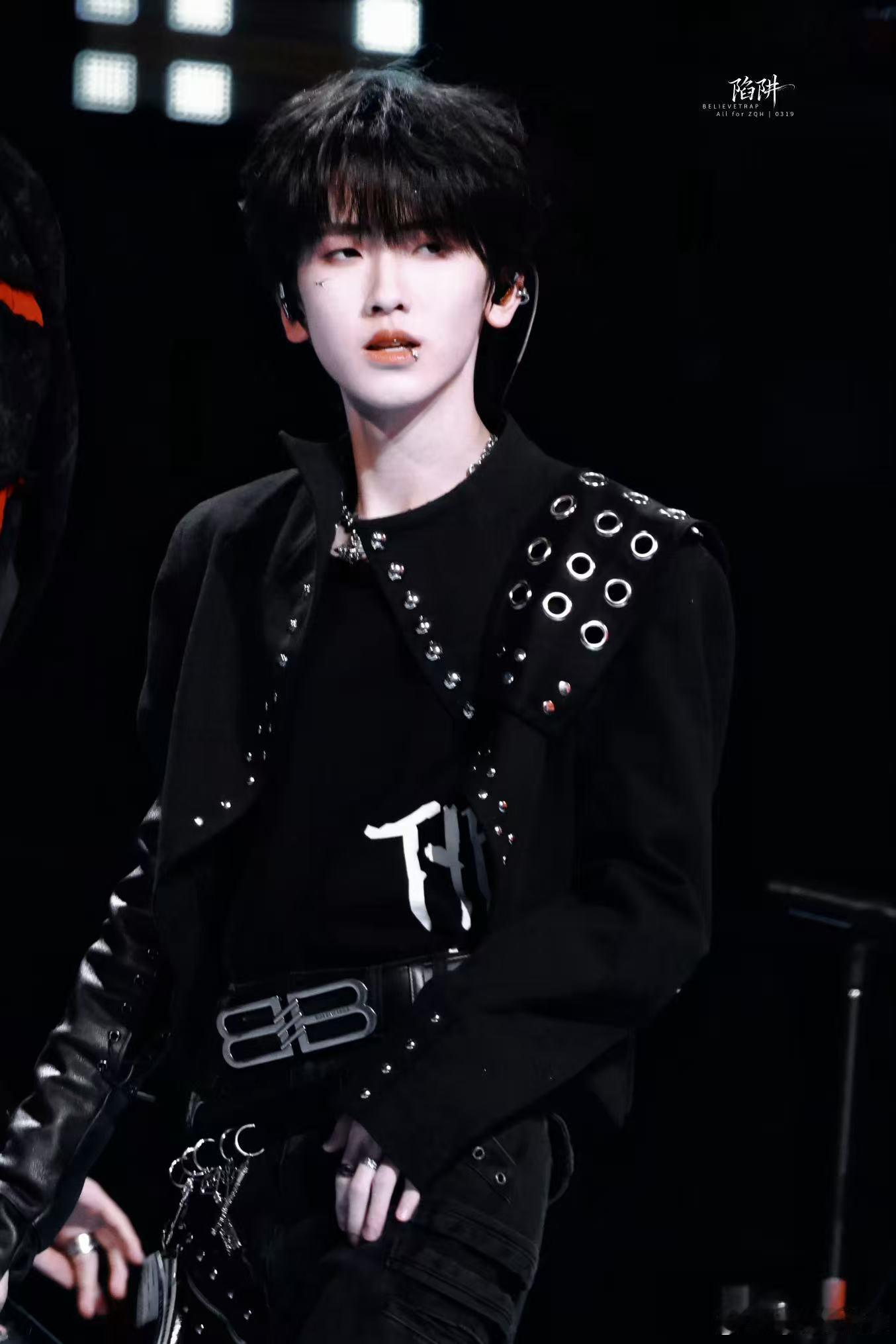 左奇函清冷学长氛围感左奇函清爽少年气 自带书卷气的清冷感，搭配阳光清爽的少年感，