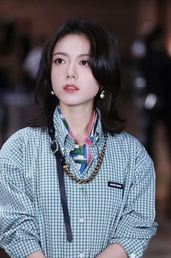 赵今麦｜今日MIUMIU活动生图路透，高马尾造型太可爱啦！珍珠耳钉成点睛之笔，俏