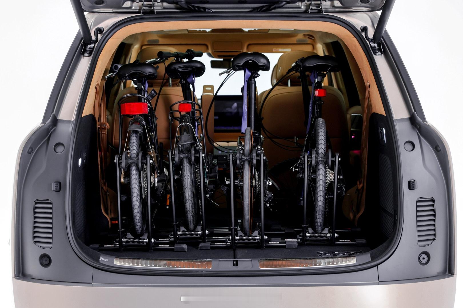 小鹏GX的后备箱空间装载能力太残暴了，坐满4人的情况下，竟然还能再装下四辆自行车