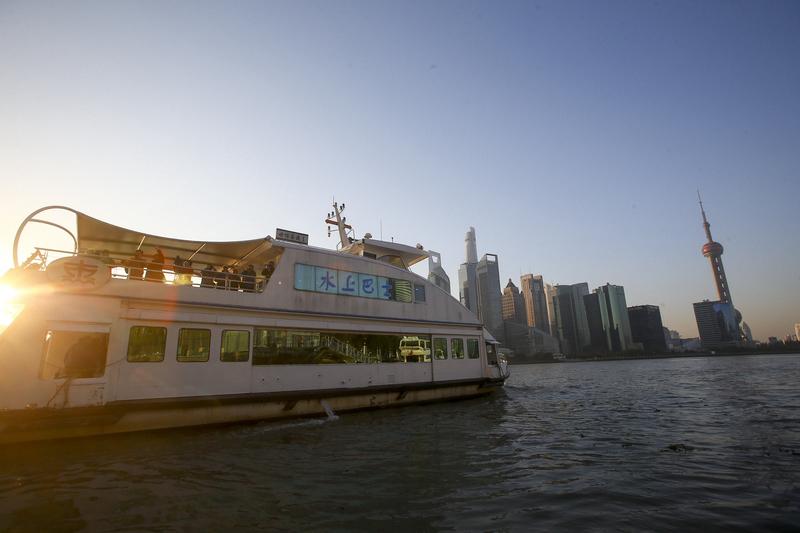 如果有能力，我肯定会帮助穷困的人。之前看到过一个新闻，一个普通上班族，每月工资也