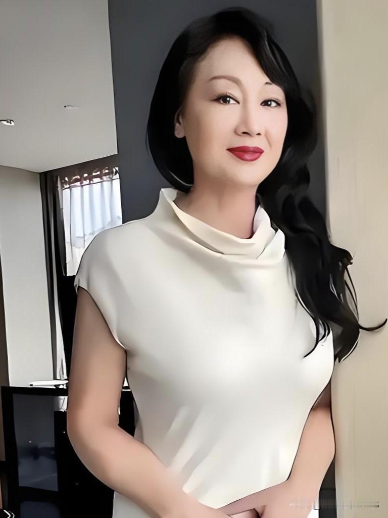 王姬凭《北京人在纽约》惊艳岁月。64岁的她以舞蹈底子和自律对抗时光，历经磨砺，用