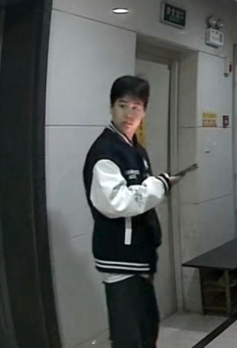 我靠！！！时隔几天这个人再次出现我家！！！！也是被不同楼层邻居拍到了！！！已经再