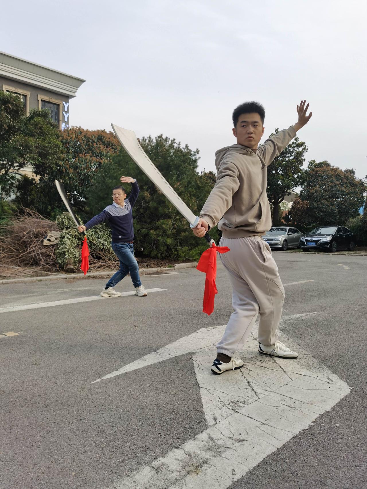 五行刀是五行拳的延伸，拳成兵器就。五行刀中劈刀为母式，其他四刀为劈刀之变化，只是