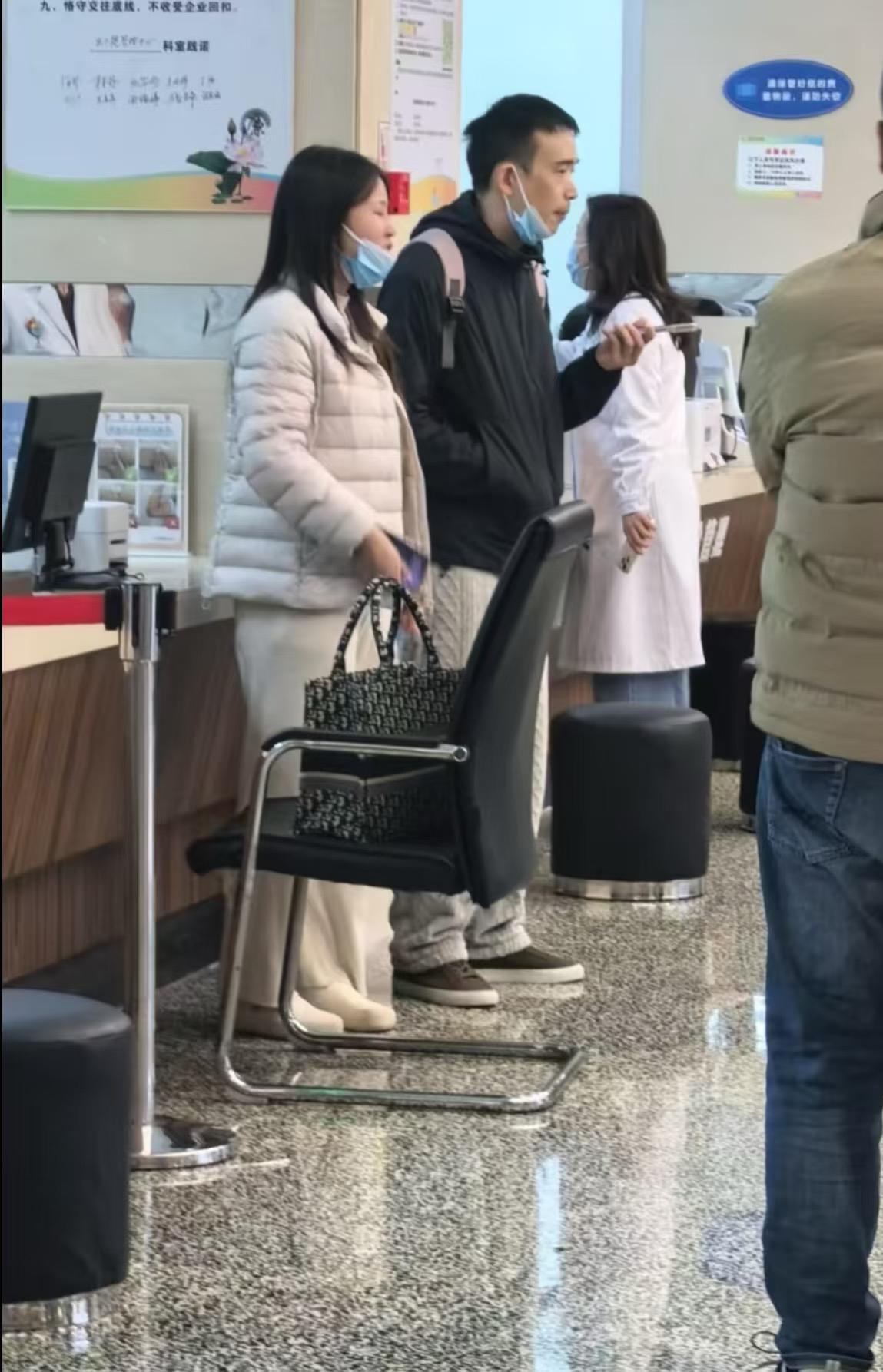 看到洛熙爸妈的穿戴，能看出他们经济条件真的还算不错。

两口子原来那么齐整体面的