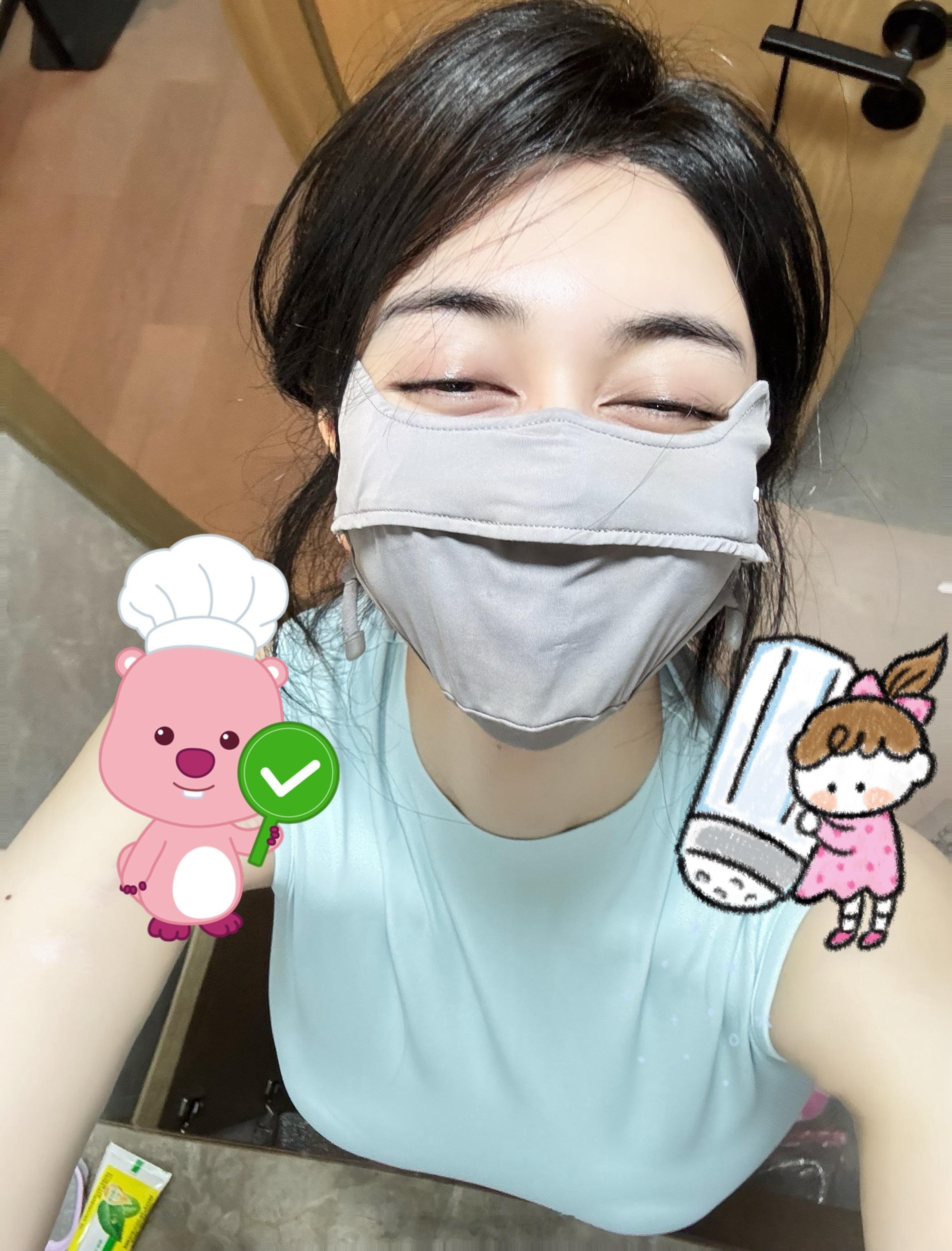 我妹问我怎么不睁眼 眼睛那么小 我说俺这是在笑 笑得咪咪眼