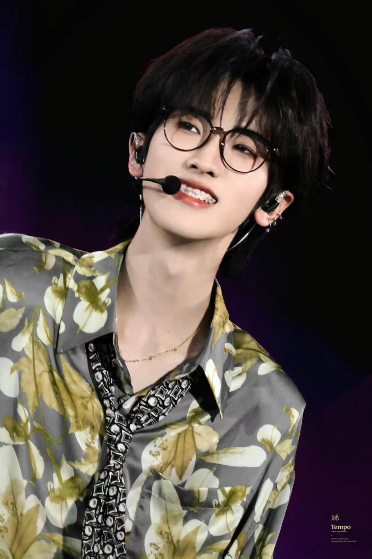 左奇函vocal实力💫一开口氛围感直接拉满，干净声线搭配细腻处理，能感受到他在