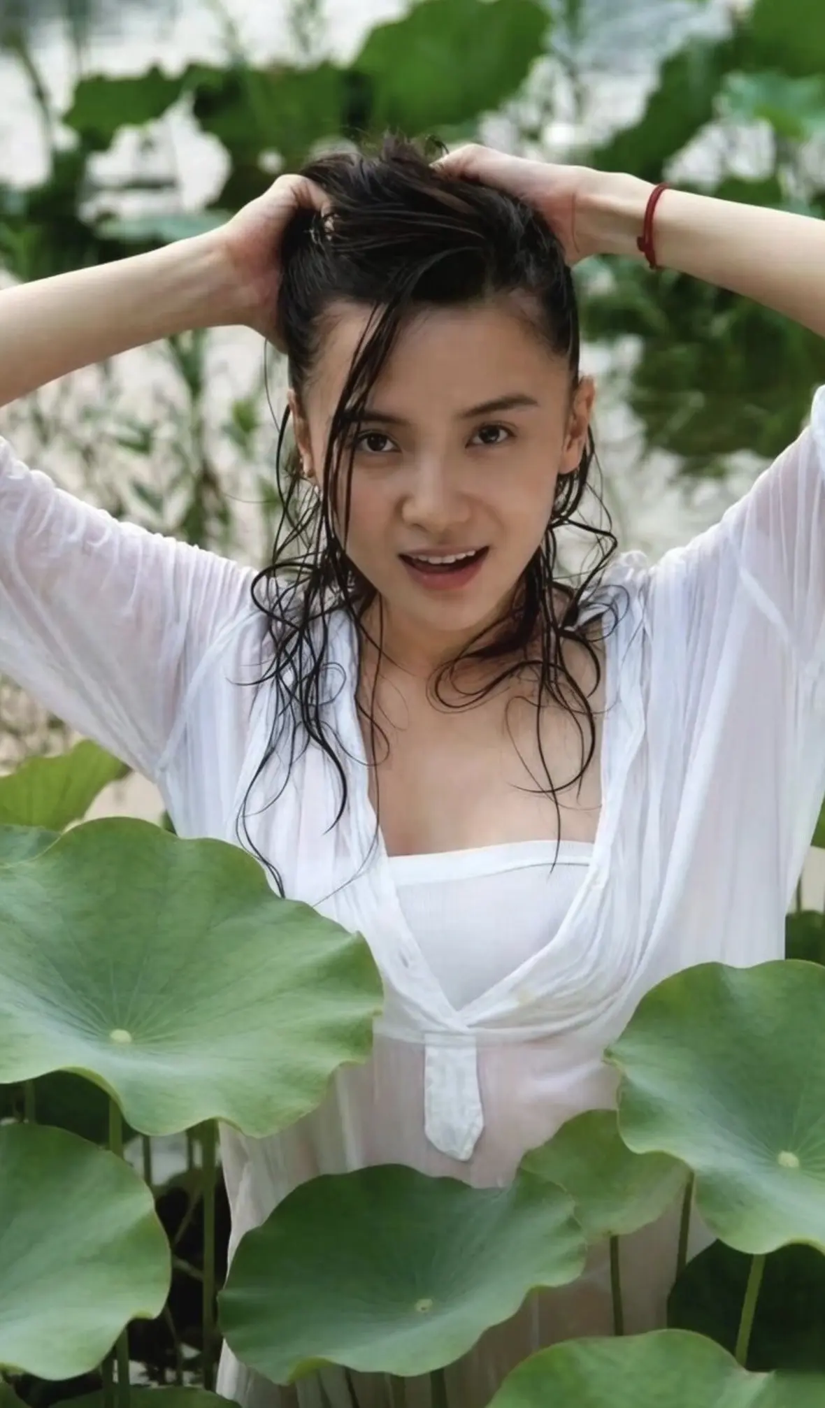 宋佳 荷塘写真，清透如诗。湿发白衣与粉色荷花和荷叶相映，她温柔俯身，掌...