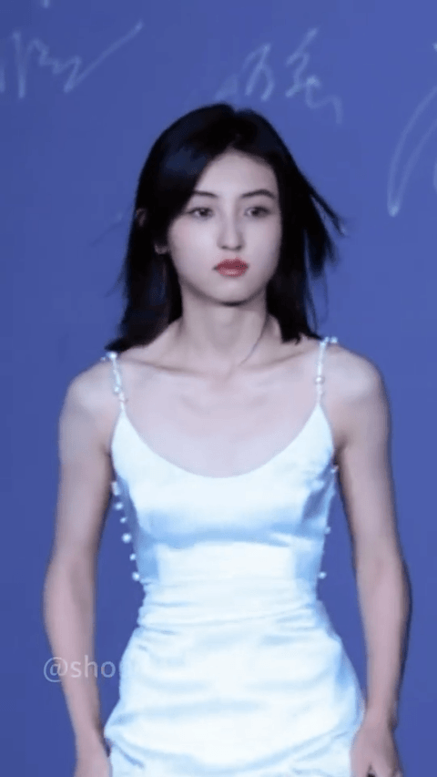 张子枫的手臂暴露出了她是怎么减肥的。
近日，张子枫现身谋活动引发了议论，画面中的