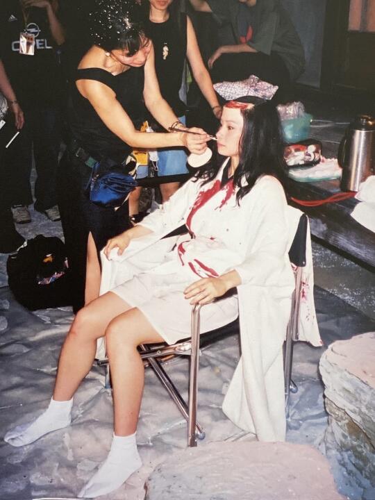 2003年，《杀死比尔[搜索高亮]》幕后正在化妆的刘玉玲。